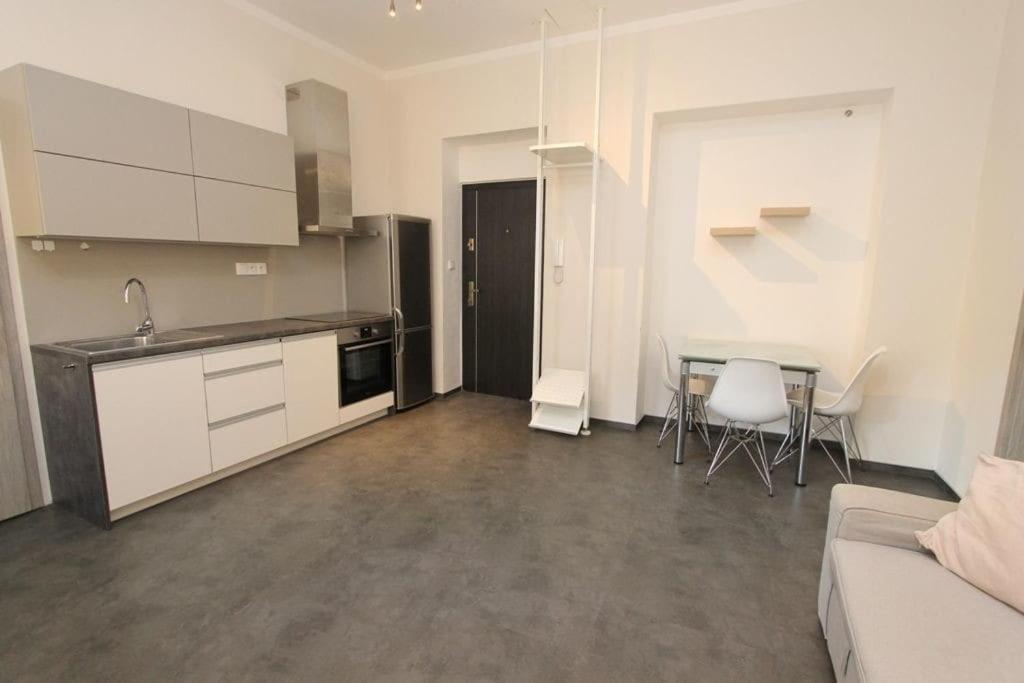 Self Check-in 45m2 Facing Tram Station * Praga