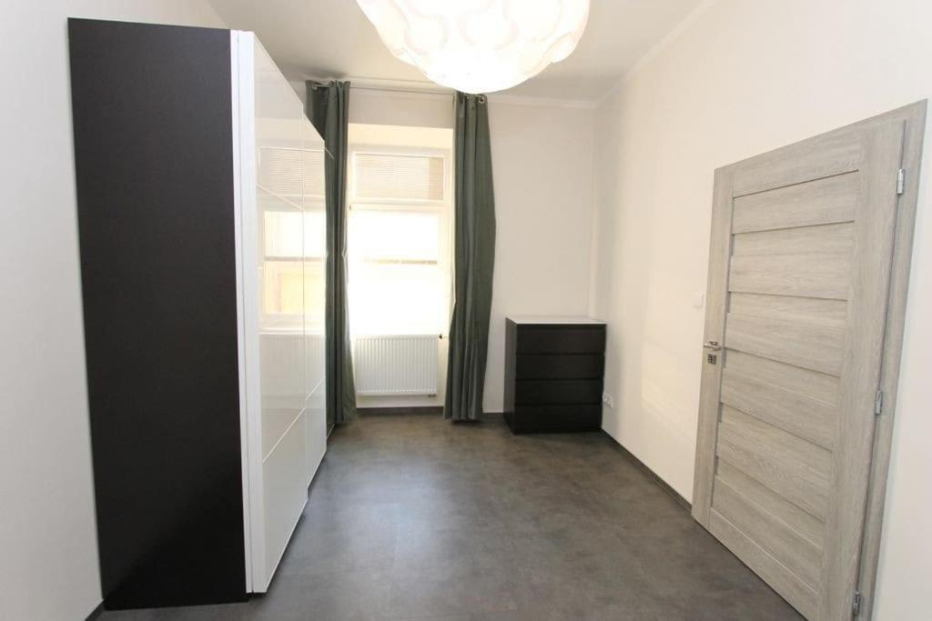 Self Check-in 45m2 Facing Tram Station Praga